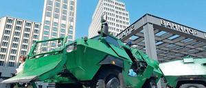 Gepanzert. Sonderwagen heißt das Gerät gegen Durchbruchversuche. Foto: dpa