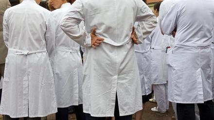 Weiße Wand. Im Streit um Behandlungsfehler fühlen sich viele Patienten ohnmächtig gegenüber den Ärzten.