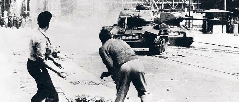 Spur der Steine. Mit dem Pflaster des Asphalts wehren sich Jugendliche gegen die Panzer der sowjetischen Armee. Fotos: p-a/dpa, AP