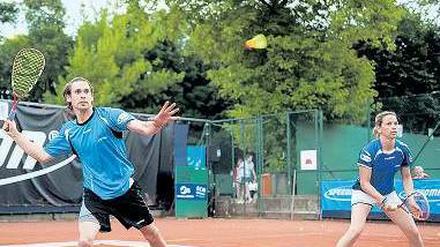 Der Speeder kommt. Jennifer Greune (re.) siegte im Mixed-Wettbewerb zusammen mit Daniel Gossen und darf sich jetzt Weltmeisterin im Speedminton nennen. 