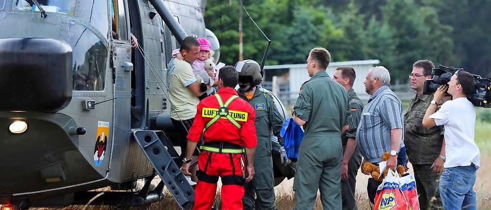 Bewohner aus Dörfern in Sachsen-Anhalt wurden mit Hubschraubern evakuiert.