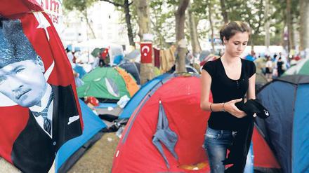 Stadt in der Stadt: Die Demonstranten im Gezi-Park bereiten sich auf die Räumung vor. Sie wissen, dass dabei Tränengas und Wasserwerfer eingesetzt werden.