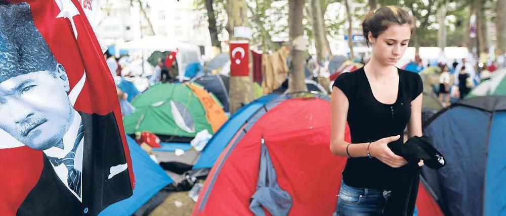 Stadt in der Stadt: Die Demonstranten im Gezi-Park bereiten sich auf die Räumung vor. Sie wissen, dass dabei Tränengas und Wasserwerfer eingesetzt werden.