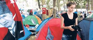 Stadt in der Stadt: Die Demonstranten im Gezi-Park bereiten sich auf die Räumung vor. Sie wissen, dass dabei Tränengas und Wasserwerfer eingesetzt werden.