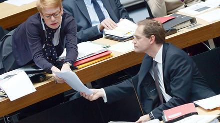 Stadtentwicklungssenator Michael Müller und Senatsbaudirektorin Regula Lüscher bei einer Sitzung des Berliner Abgeordnetenhauses. 