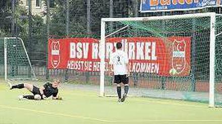 Torwart Marko Weese liegt am Boden, hinter ihm schlägt der Ball im Netz ein.