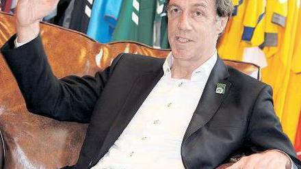 Helmut Schulte, 55, ist seit Januar Sportdirektor beim österreichischen Rekordmeister Rapid Wien. Während der Lokalrivale Austria den Titel holte, wurde Rapid mit 25 Punkten Rückstand Dritter. Schulte war früher Trainer bei Schalke, Dresden und St. Pauli.