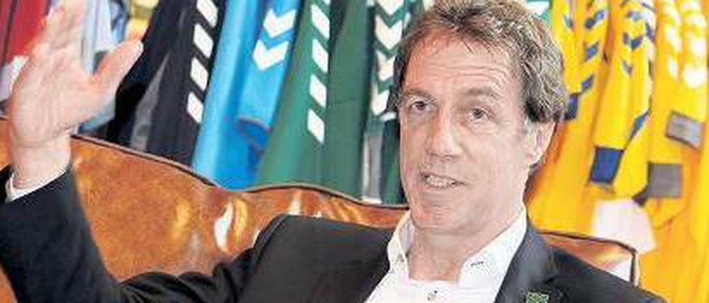 Helmut Schulte, 55, ist seit Januar Sportdirektor beim österreichischen Rekordmeister Rapid Wien. Während der Lokalrivale Austria den Titel holte, wurde Rapid mit 25 Punkten Rückstand Dritter. Schulte war früher Trainer bei Schalke, Dresden und St. Pauli.