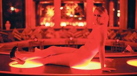 Per Gesetz wurden aus Prostituierten Kleinunternehmerinnen. Seitdem präsentieren sich Puffbetreiber wie Sparkassendirektoren, selbst die Prostituierten werden im Servicesprech als „Gäste“ bezeichnet. Foto: NDR