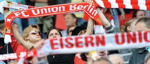 Union-Fans halten ihre Schals hoch.