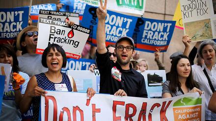 Der amerikanische Schieferboom ist auch deshalb möglich geworden, weil für die unkonventionellen Gasförderer eine Reihe wichtiger Umweltgesetze außer Kraft gesetzt worden sind. Doch auch in den USA nimmt der Widerstand gegen das umstrittene Fracking zu. 