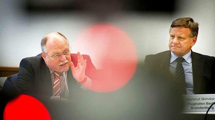 Streit um den Flughafen. Zwischen Technikchef Horst Amann (l.) und Flughafenchef Hartmut Mehdorn gibt es laut Insidern heftigen Krach. 