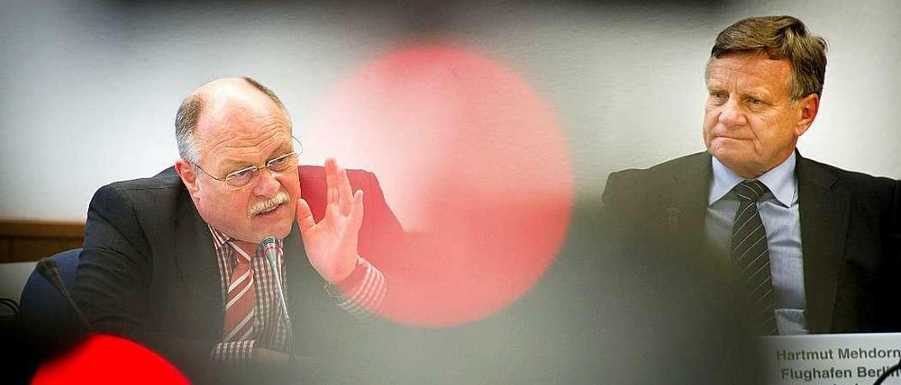 Streit um den Flughafen. Zwischen Technikchef Horst Amann (l.) und Flughafenchef Hartmut Mehdorn gibt es laut Insidern heftigen Krach.
