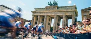 Husch, husch. So schnell, wie die 14 000 Radrennfahrer beim Velothon im Ziel am Brandenburger Tor waren, kam man kaum hinterher mit Ausweichen und Anfeuern.