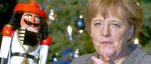 Es weihnachtet sehr. Angela Merkel verteilt hübsche Geschenke für alle, zum Beispiel eine Mietbremse. Woher sie die hat, scheint keinen zu interessieren.