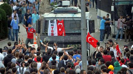 Mit Wasserwerfern geht die Polizei gegen Demonstranten in Istanbul vor.