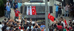 Mit Wasserwerfern geht die Polizei gegen Demonstranten in Istanbul vor.