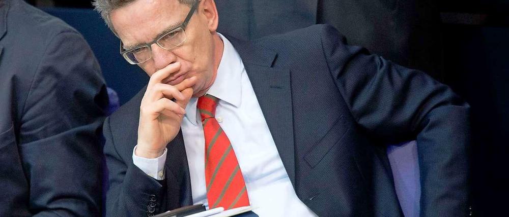 Verteidigungsminister in Bedrängnis: Wie der "Spiegel" meldet, wusste de Maizières enger Vertrauter, der Staatssekretär Stéphane Beemelmans schon im Februar 2012 von "nicht abschätzbaren technischen, zeitlichen und finanziellen Risiken" beim Euro-Hawk-Projekt.