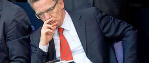 Verteidigungsminister in Bedrängnis: Wie der "Spiegel" meldet, wusste de Maizières enger Vertrauter, der Staatssekretär Stéphane Beemelmans schon im Februar 2012 von "nicht abschätzbaren technischen, zeitlichen und finanziellen Risiken" beim Euro-Hawk-Projekt.