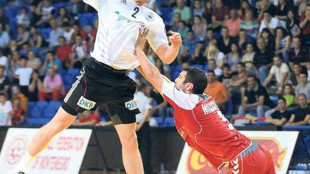 Hand aufs Herz. Stefan Kneer (beim Wurf) und die deutschen Handballer stehen vor einem historischen Debakel – mal wieder. 