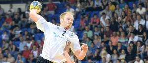 Hand aufs Herz. Stefan Kneer (beim Wurf) und die deutschen Handballer stehen vor einem historischen Debakel – mal wieder. 