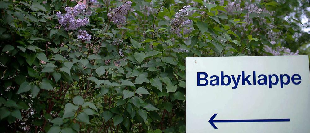 Hinweis zur Babyklappe in einem Berliner Krankenhaus.