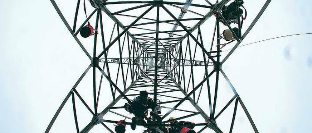 36 Projekte zum Neu- und Ausbau von Trassen wurden bisher definiert. Hier arbeiten Monteure in der Nähe von Kummer (Mecklenburg-Vorpommern) an dem Metallmast einer 110-Kilovolt-Freileitung zwischen Ludwigslust und Hagenow. Foto: dpa