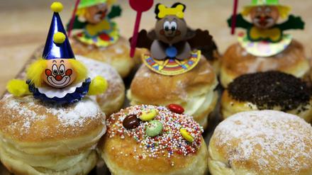 Sag hierzu in Berlins Mitte niemals Pfannkuchen! Sonst geht's nämlich sofort los: "Kommst du etwa wirklich aus Berlin? Echt? Gibt's das noch?" Das kann Ur-Berliner auf die Dauer mehr als nur nerven.
