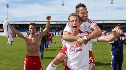Der Leipziger Bastian Schulz, Henrik Ernst und Sebastian Heidinger (von links) feiern den Abschied aus der Viertklassigkeit.