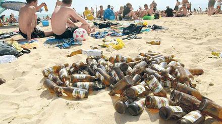 Flaschen am Strand. Ursprünglich sollten die Steuern, die auch für Bier- und Weinflaschen gegolten hätten, schon in der laufenden Urlaubssaison in Kraft treten. Foto: AFP