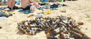 Flaschen am Strand. Ursprünglich sollten die Steuern, die auch für Bier- und Weinflaschen gegolten hätten, schon in der laufenden Urlaubssaison in Kraft treten. Foto: AFP