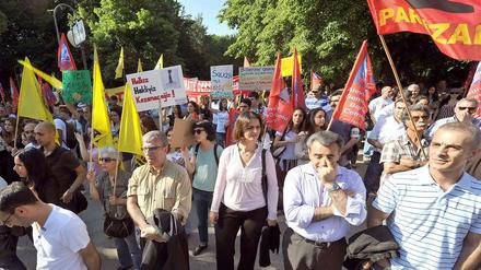 Die alevitische Gemeinde Berlin hat zu einer Solidaritätskundgebung vor der türkischen Botschaft gerufen - und viele sind gekommen.