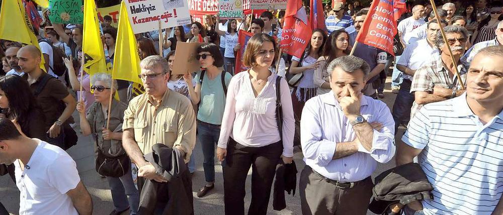 Die alevitische Gemeinde Berlin hat zu einer Solidaritätskundgebung vor der türkischen Botschaft gerufen - und viele sind gekommen.