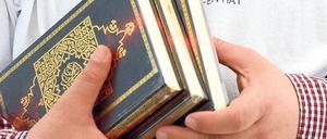 Auch mit Büchern aktiv. Salafisten verteilen immer wieder kostenlose Exemplare des Koran. 
