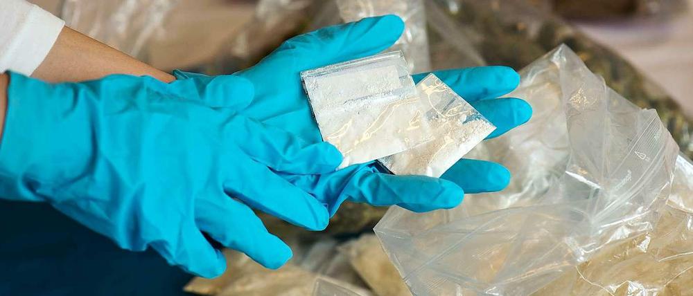 Eine Mitarbeiterin des Zollfahndungsamtes mit der Designerdroge Chrystal Meth. 