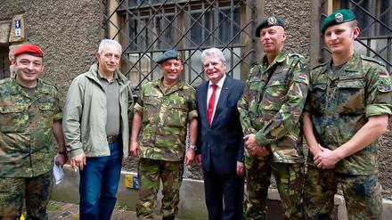 Bundespräsident Joachim Gauck besucht die vom Elbehochwasser betroffene Stadt Meißen in Begleitung des sächsischen Ministerpräsidenten Stanislaw Tillich (CDU, 2.v.l.) und lässt sich mit deutschen und niederländischen Soldaten fotografieren, die sich im Einsatz gegen das Hochwasser befinden.