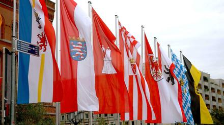 Rund eine halbe Milliarde Euro fällt aus dem Länderfinanzausgleich für Berlin weg, weil rund 180 000 Menschen weniger in Berlin leben als angenommen. 