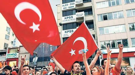 Fans der gegnerischen Istanbuler Fußballvereine Besiktas, Galatasaray und Fenerbahce haben sich zu Protesten gegen Ministerpräsident Erdogan zusammengetan. Das kommt nicht oft vor. 