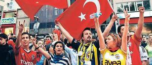 Fans der gegnerischen Istanbuler Fußballvereine Besiktas, Galatasaray und Fenerbahce haben sich zu Protesten gegen Ministerpräsident Erdogan zusammengetan. Das kommt nicht oft vor. 