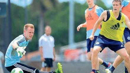 Servus, ich bin der Neue! Max Kruse (r.) schiebt den Ball im Training an Torhüter ter Stegen vorbei.