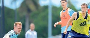 Servus, ich bin der Neue! Max Kruse (r.) schiebt den Ball im Training an Torhüter ter Stegen vorbei.