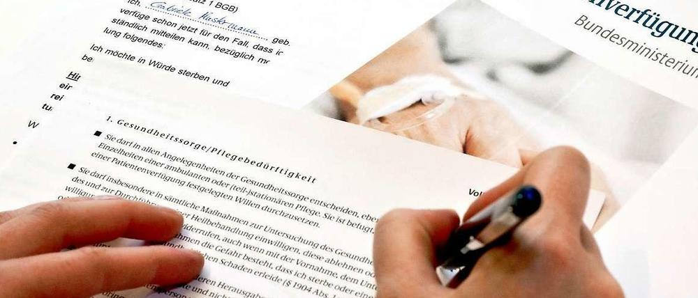 Vorsorge treffen. Mit einer Patientenverfügung erhalten Ärzte Vorgaben dazu, was im Sinne des Patienten ist und was nicht.