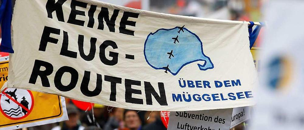 Protest gegen Flugrouten über dem Müggelsee.