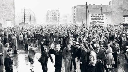 Bis zum Horizont. Am 17. Juni 1953 gingen in 700 Städten und Gemeinden der DDR Menschen gegen die Erhöhung der Arbeitsnormen und für freie Wahlen und die deutsche Einheit auf die Straße.