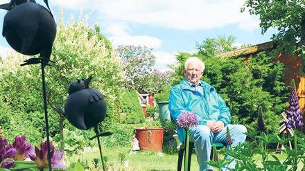 Mein Haus, mein Garten, mein Stuhl. Wolfgang Wölfer kämpft für den Erhalt der Kleingartenanlage „Alte Baumschule“ am Volkspark Schönholzer Heide. 