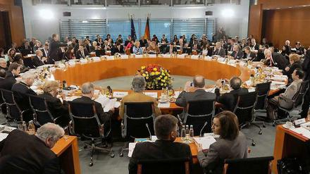 Ein Punkt des Integrationsgipfels: Migranten gleichberechtigter am gesellschaftlichen Leben wie auch öffentlichen Dienst beteiligen.