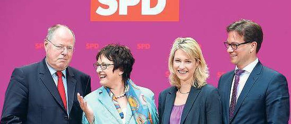 Jetzt auch mit Ost-Frau. Kanzlerkandidat Peer Steinbrück verpflichtet Brigitte Zypries, Manuela Schwesig und Florian Pronold (von links) neu für sein Kompetenzteam. Foto: dpa