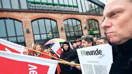 So hatten sich das die Freunde der „Rundschau“ mit ihren Protesten für die Erhaltung der Traditionszeitung nicht vorgestellt. Seit einer Woche wird die Zeitung zwar wieder selbst produziert, doch nur von wenigen „FR“-Mitarbeitern. Foto: pa/dpa