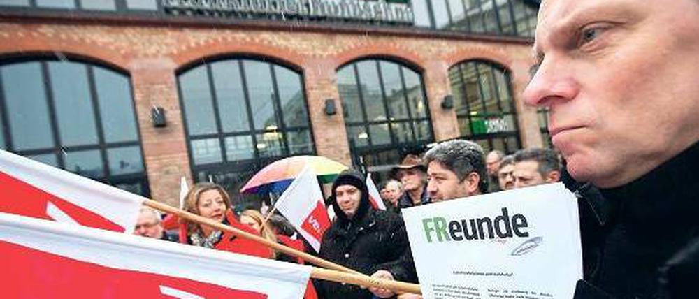 So hatten sich das die Freunde der „Rundschau“ mit ihren Protesten für die Erhaltung der Traditionszeitung nicht vorgestellt. Seit einer Woche wird die Zeitung zwar wieder selbst produziert, doch nur von wenigen „FR“-Mitarbeitern. Foto: pa/dpa