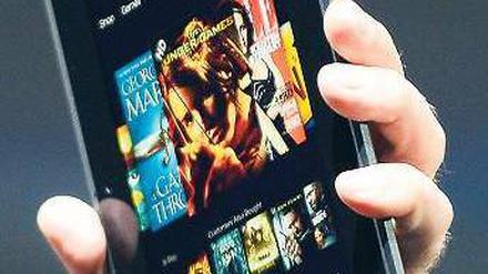 Noch nicht ganz oben. Immer mehr Deutsche lesen Bücher auch elektronisch. Trotzdem bleibt das Geschäft mit E-Books insgesamt hinter den Erwartungen zurück. Foto: AFP